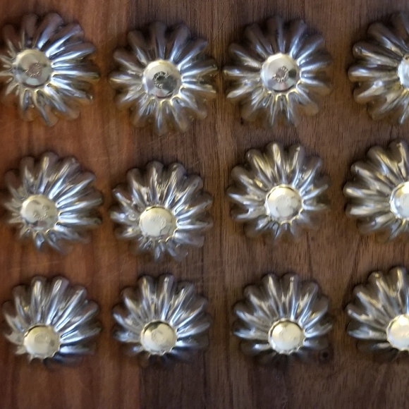 Vintage mini fluted tins, Sweden - Picture 6 of 7